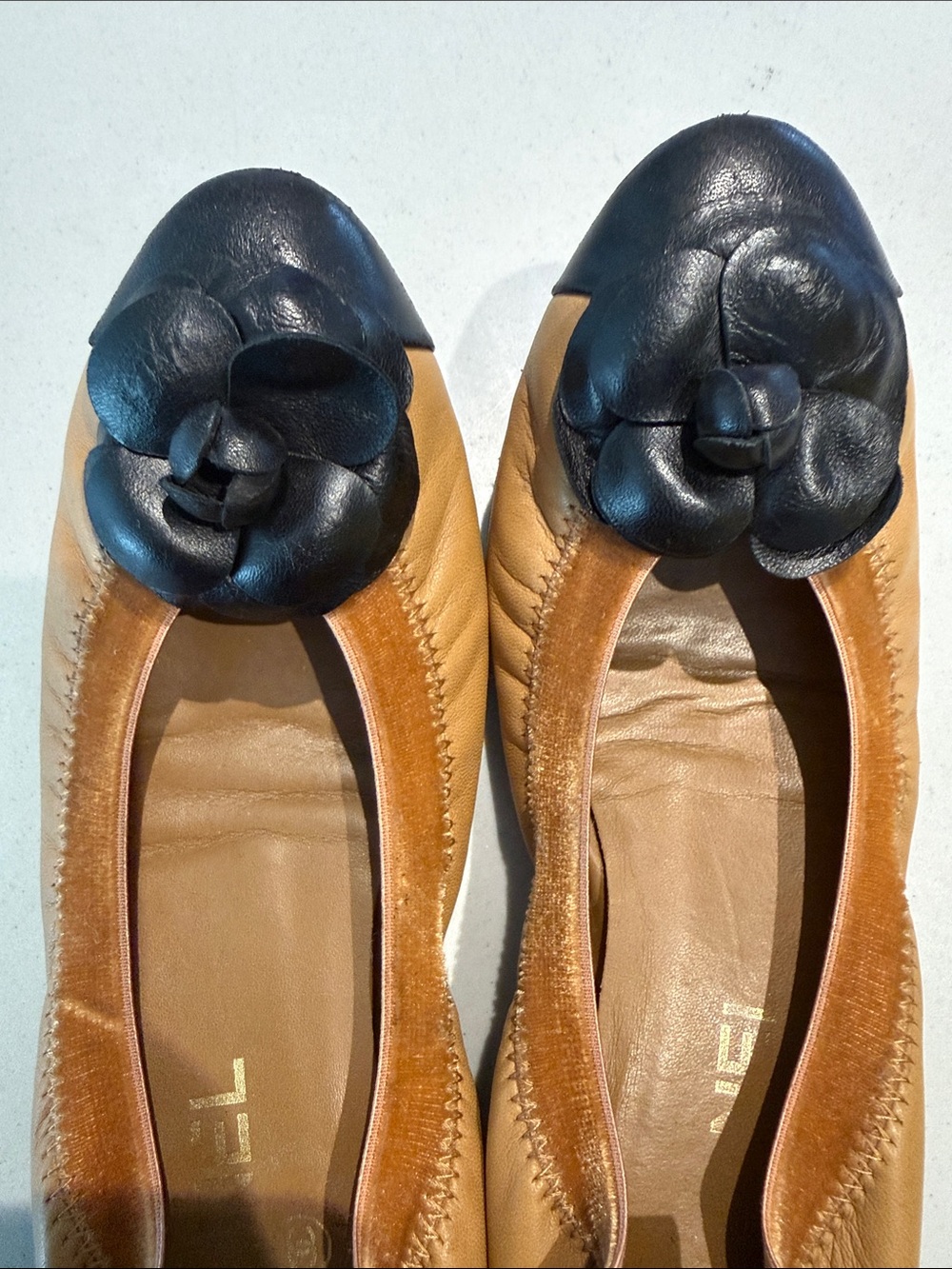 CHANEL Tan and Black Camellia Leather Ballet Flats - Picture 3 of 4